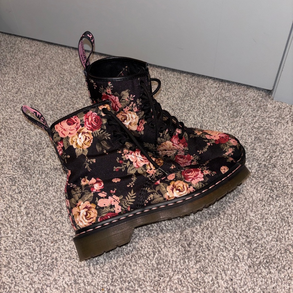 Dr. Martens Black Floral Lace-Up Combat Boots Women’s size 8